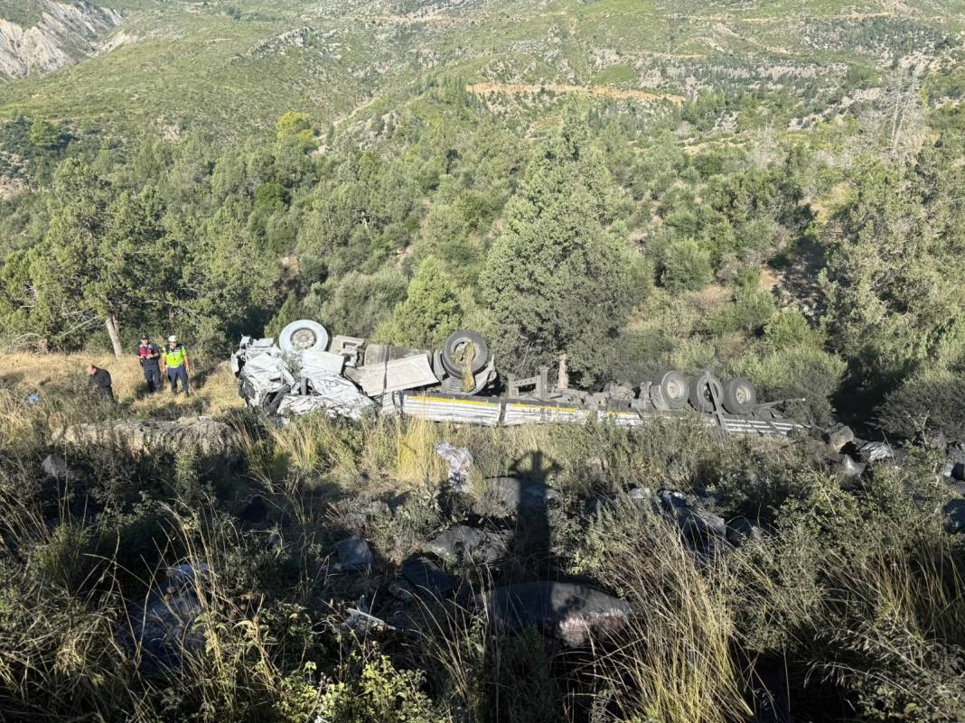 Konya-Antalya yolunda korkunç kaza! TIR uçurumdan yuvarlandı: Yaralılar var 1